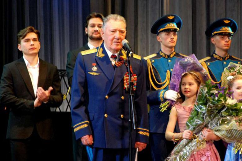 Вячеслав Михайлов (в центре)