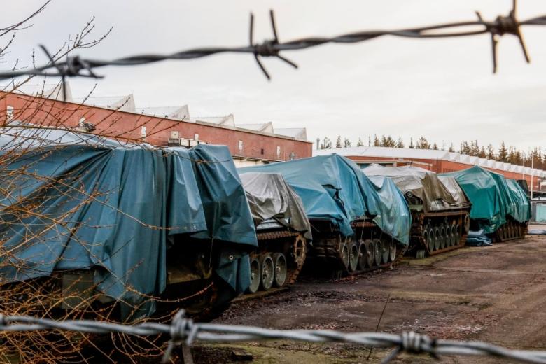 Несколько основных боевых танков Leopard 1 стоят на территории завода Flensburger Fahrzeugbau Gesellschaft (FFG)