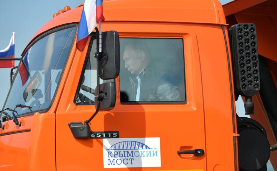Владимир Путин принял участие в открытии движения по автодорожной части Крымского моста, 2018 год