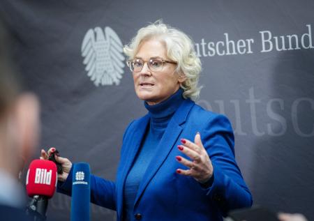 Минобороны Германии: НАТО не станет вмешиваться в конфликт на Украине