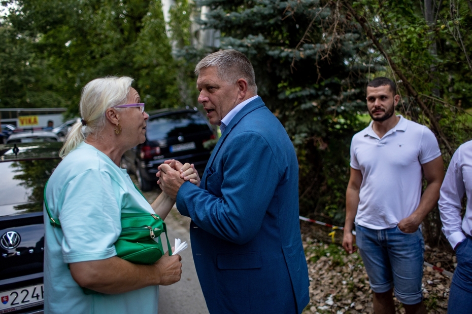 Роберт Фицо во время общения со своими сторонниками после предвыборного митинга партии