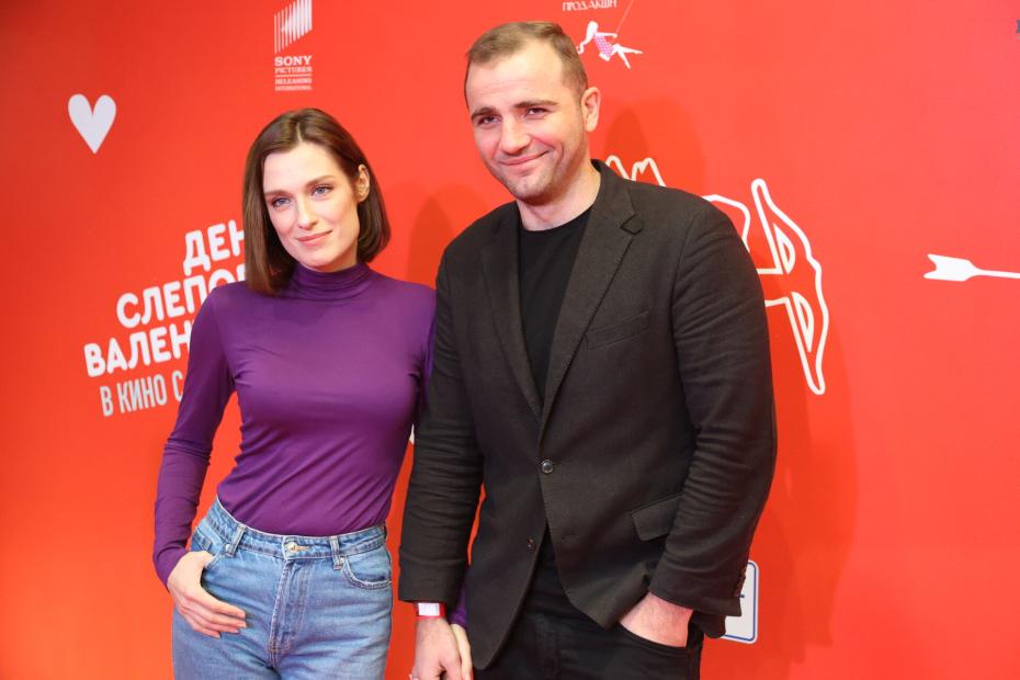 Актёры Виктория Корлякова и Максим Стоянов на премьере фильма режиссёра Александра Баршака «День слепого Валентина» в киноцентре «Октябрь» в Москве.