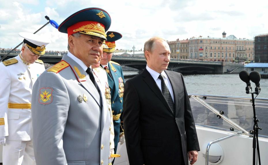 Президент России Владимир Путин, министр обороны России Сергей Шойгу на катере «Серафим Саровский» во время парада кораблей, посвященного Дню Военно-морского флота в Санкт-Петербурге, 2016 год