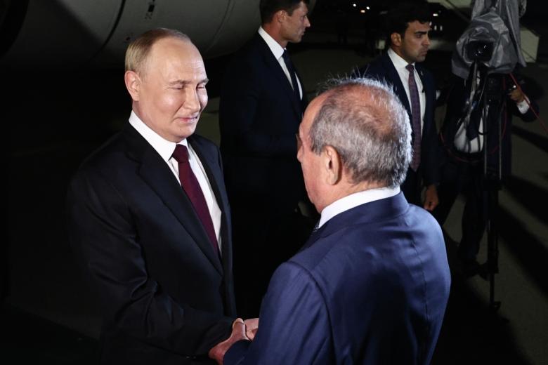Владимир Путин на церемонии встречи в аэропорту Баку