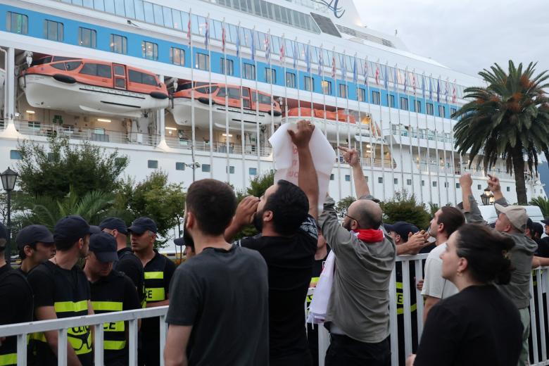 Митинг в Батуми во время прибытия лайнера Astoria Grande