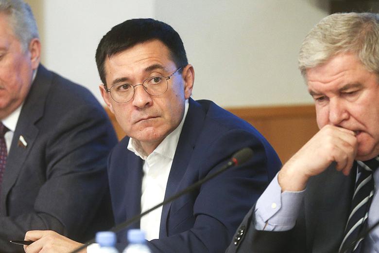 Валерий Селезнёв (в центре)