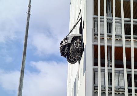 Владельцем повисшего на стене паркинга Porsche оказался известный хоккеист