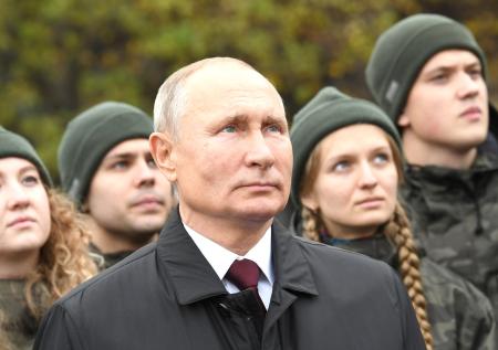 Путин в числе первых услышал звон новых кремлёвских колоколов