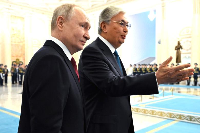 Президент РФ Владимир Путин и президент Республики Казахстан Касым-Жомарт Токаев (справа)