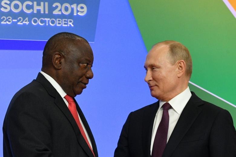Президент РФ Владимир Путин и президент Южно-Африканской Республики Сирил Рамафоза (слева)