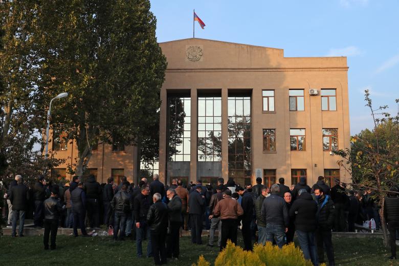 Участники митинга за освобождение подозреваемых в покушении на премьер-министра Армении Никола Пашиняна у здания суда на проспекте Аршакуняц.