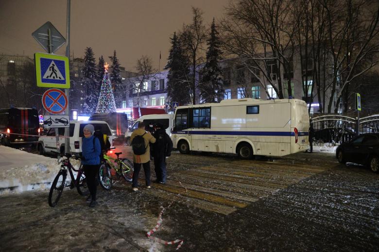 Сотрудник полиции спецслужб у многофункционального центра «Рязанский»
