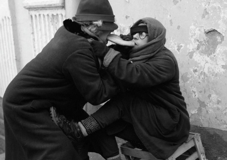  Лия Ахеджакова и Ольга Волкова в фильме «Небеса обетованные»