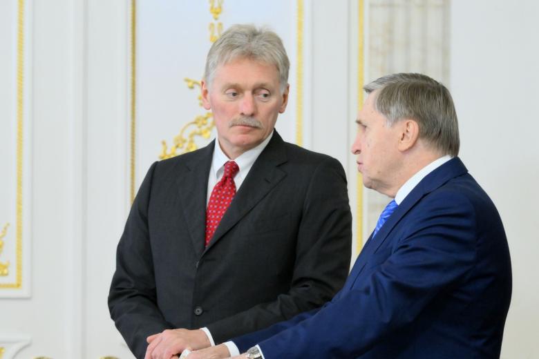 Дмитрий Песков (слева) и помощник президента РФ Юрий Ушаков перед началом встречи президента РФ Владимира Путина и президента ЮАР Сирила Рамафосы в рамках XVI Саммита БРИКС в Казани.