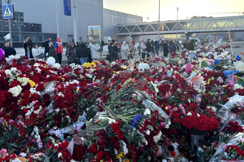 Стихийный мемориал в память о погибших при теракте у здания концертного зала «Крокус Сити Холл»