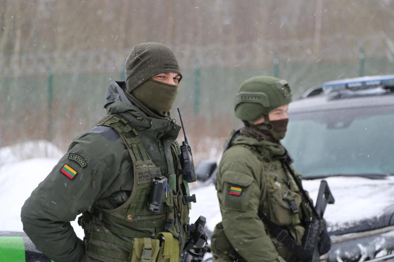 Литовский пограничник и солдат