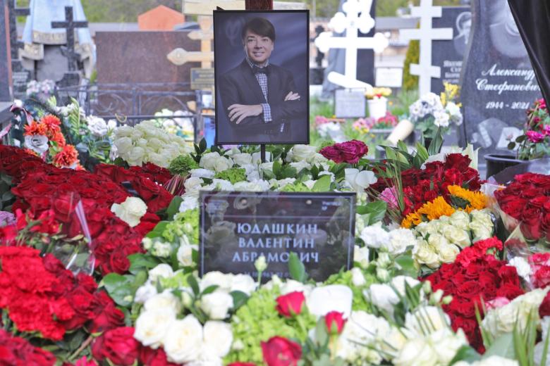 Цветы на могиле модельера Валентина Юдашкина на Троекуровском кладбище