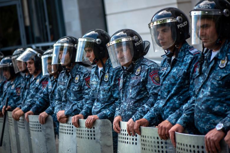Полицейский кордон у здания МИД Армении во время шествия оппозиции в Ереване