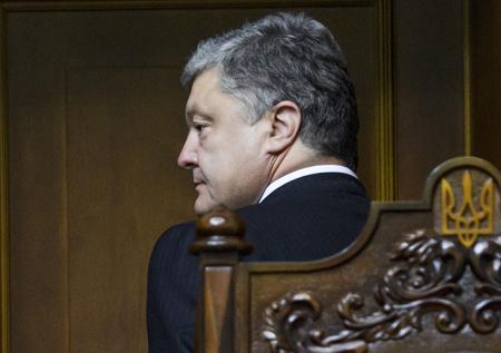 Пользователи Сети высмеяли Порошенко за внешний вид