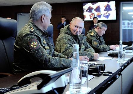 Путин и Шойгу посмеялись во время доклада замминистра обороны на учениях