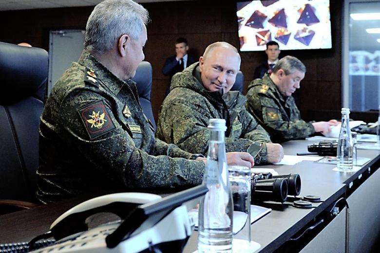 Владимир Путин вместе с министром обороны Сергеем Шойгу (слева) и начальником Генерального штаба ВС РФ – первым заместителем министра обороны Валерием Герасимовым