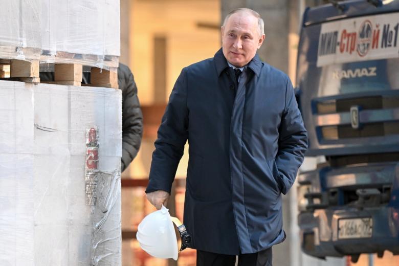 27 февраля 2022. Президент РФ Владимир Путин во время посещения строительной площадки многофункционального комплекса зданий Национального космического центра