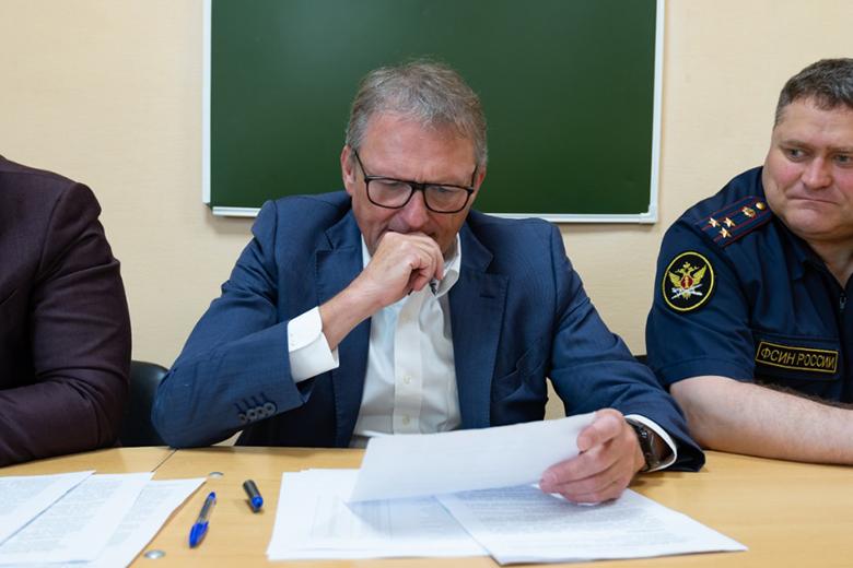 Борис Титов (в центре)