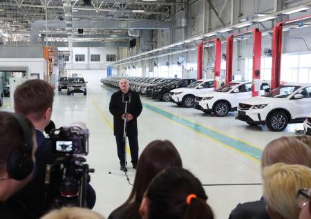 Лукашенко заявил о бешеных очередях на белорусские автомобили Geely