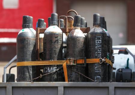 В Приморье газовый баллон влетел в машину, пробил стену дома и взорвался