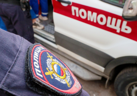 Пинал по лицу и целовал: маньяк оставил женщину в подъезде без трусов