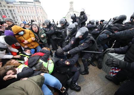 Митинги в поддержку Алексея Навального: жёсткие задержания и драки с ОМОНом