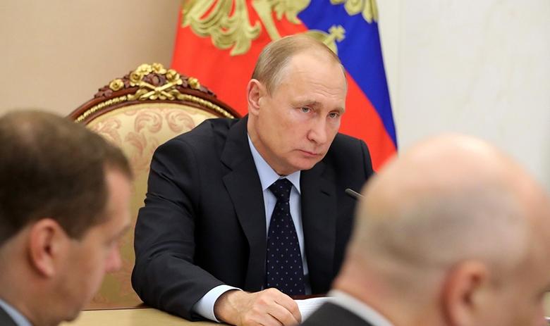 Президент РФ Владимир Путин на совещании с членами правительства