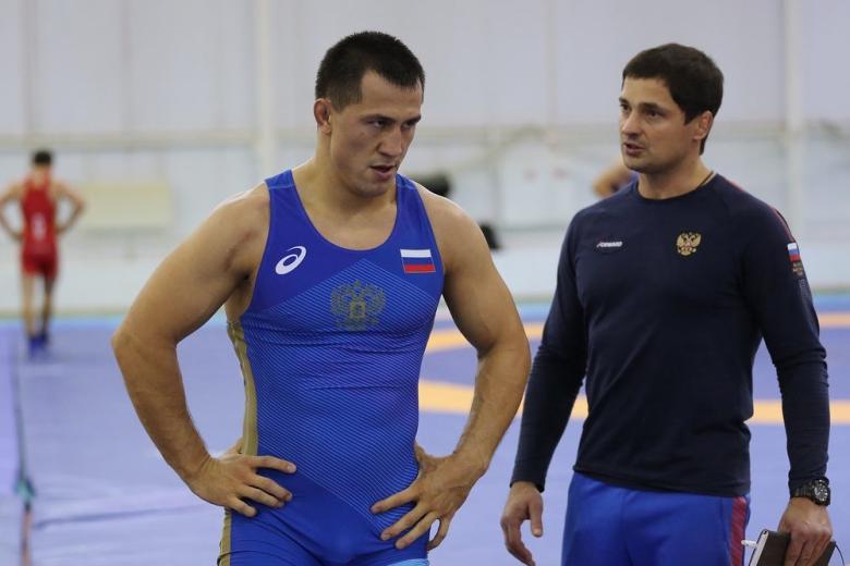 Двукратный олимпийский чемпион по греко-римской борьбе Роман Власов (слева)