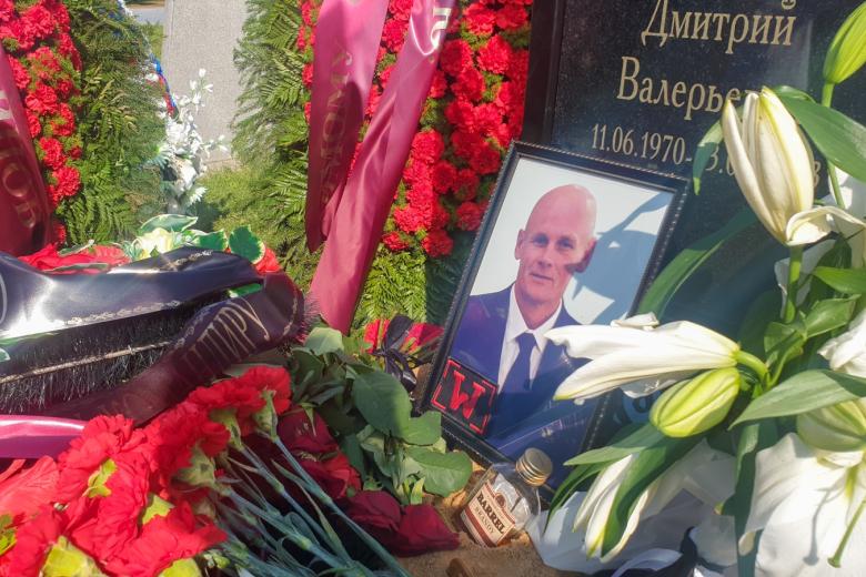 Могила Дмитрия Уткина на Федеральном военном мемориальном кладбище