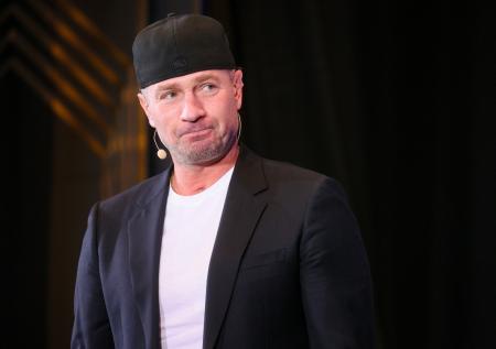 Костомаров впервые после ампутации прокатился на льду на коньках