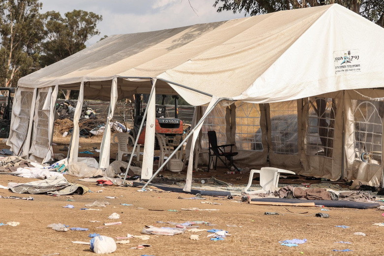 Ситуация в кибуце Реим в Израиле, где не менее 260 человек погибли в результате нападения радикальной группировки ХАМАС на музыкальном фестивале Nature Party