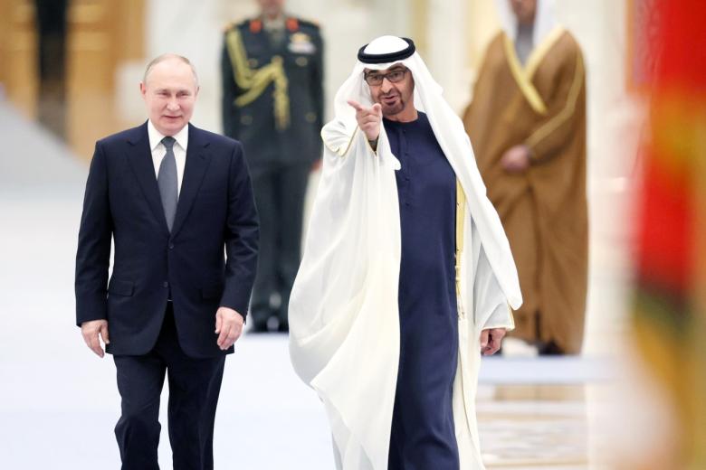 Владимир Путин с Президентом Объединённых Арабских Эмиратов Мухаммедом бен Заидом Аль Нахайяном в ходе церемонии официальной встречи.