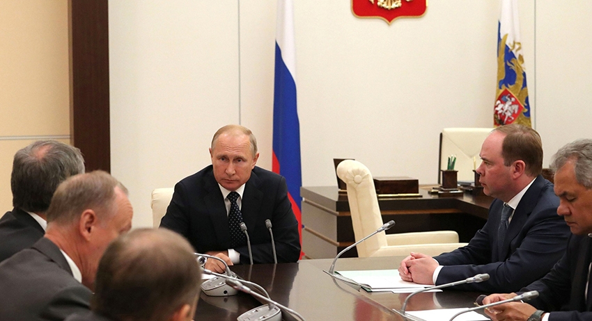 Президент РФ Владимир Путин на совещании совета безопасности РФ