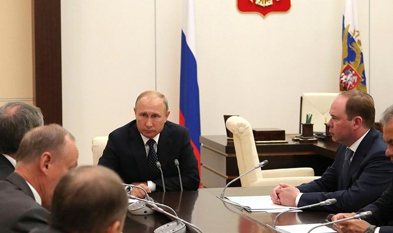 Президент РФ Владимир Путин на совещании совета безопасности РФ