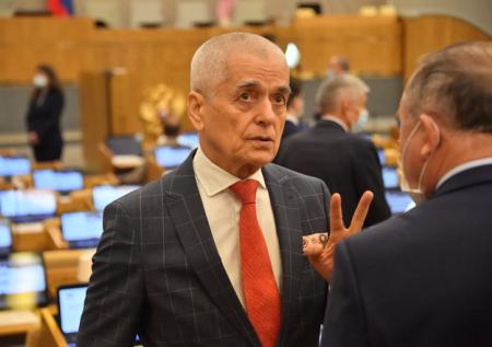 Геннадий Онищенко рассказал, почему привился «КовиВаком»