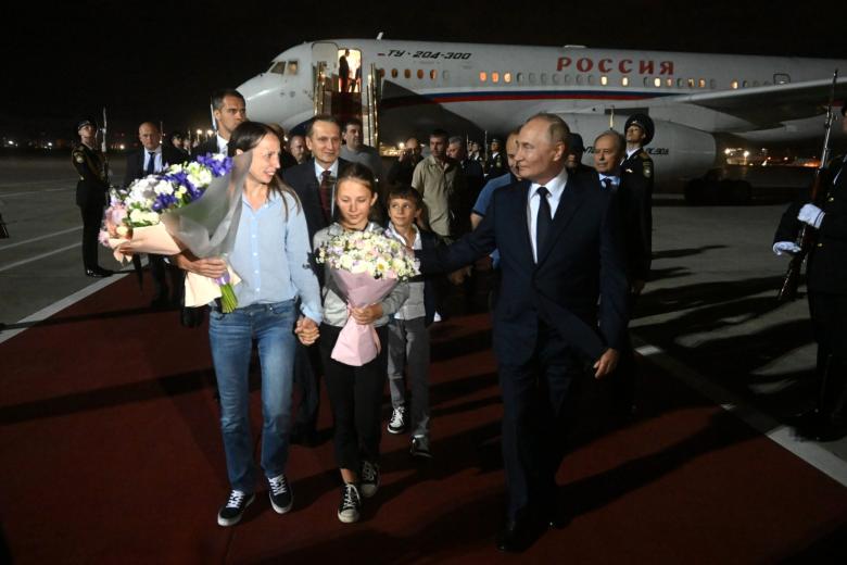 Владимир Путин встретил граждан Российской Федерации, которые смогли вернуться на Родину в результате обмена