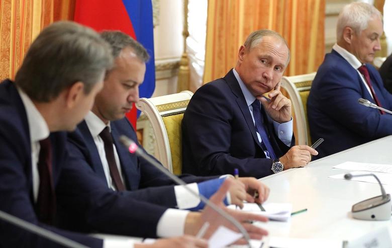 Президент РФ Владимир Путин (в центре), бывший вице-премьер Аркадий Дворкович (второй слева)