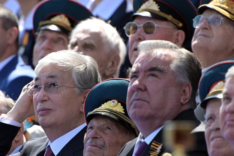 Президент Казахстана Касым-Жомарт Токаев (слева) и президент Таджикистана Эмомали Рахмон (справа) во время военного парада в честь 75-летия победы в Великой Отечественной войне 