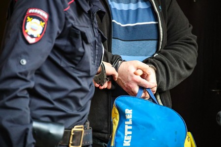 Оскорбивший темнокожую модель петербуржец отправился на исправление