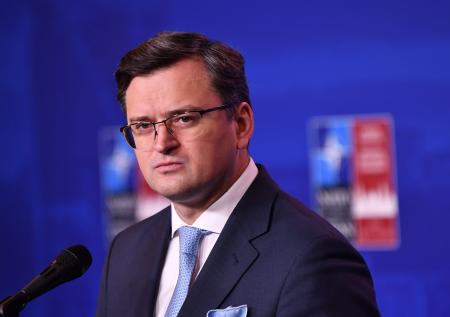 Кулеба сравнил требования России к НАТО с «заряженным револьвером»