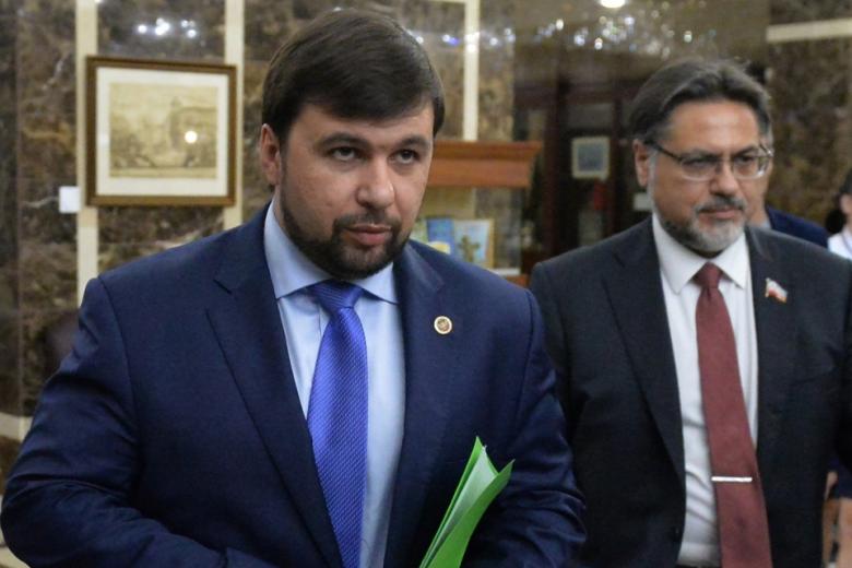 Денис Пушилин (слева) и представитель Луганской народной республики Владислав Дейнего