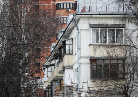 Жители пятиэтажки в Иркутске показали затопленный фекалиями подвал