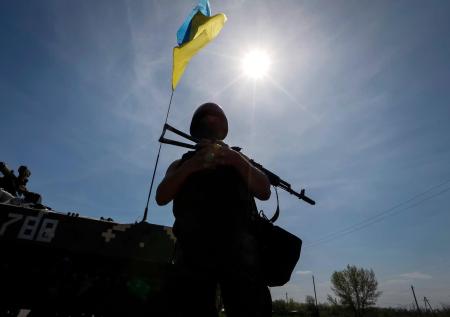 Украинские военные строят блокпост в Донбассе