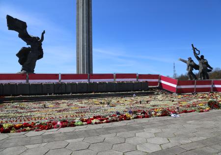 Сейм Латвии разрешил снос памятника Освободителям Риги