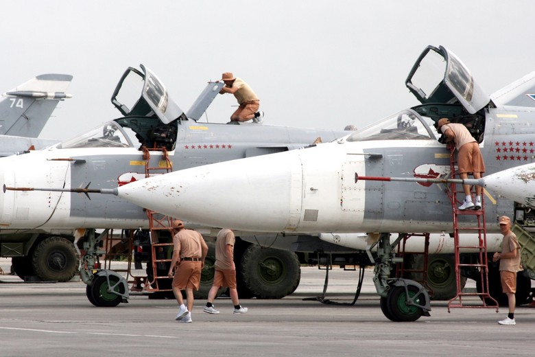 Солдаты готовят тяжелые бомбардировщики Су-24 к эксплуатации на авиабазе Хмеймим, Сирия